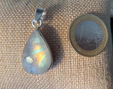 PIERRE DE LUNE OU LABRADORITE BLANCHE ?