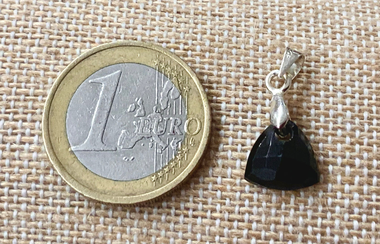 Pendentif facetté en spinelle noir
