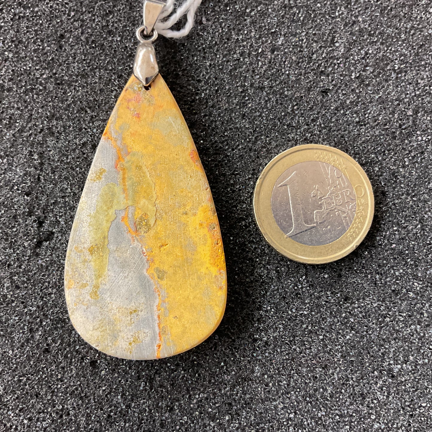 Pendentif en jaspe bourdon (bumble bee)