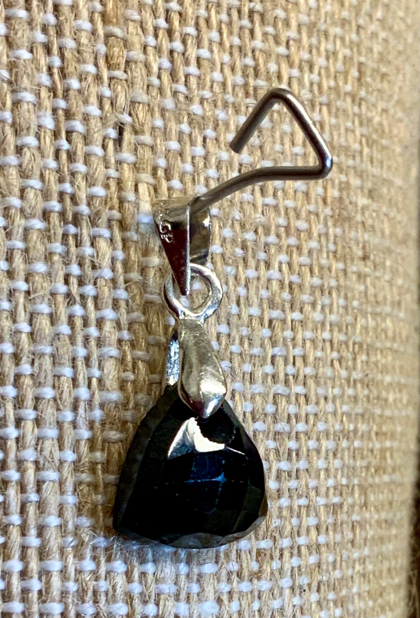 Pendentif facetté en spinelle noir