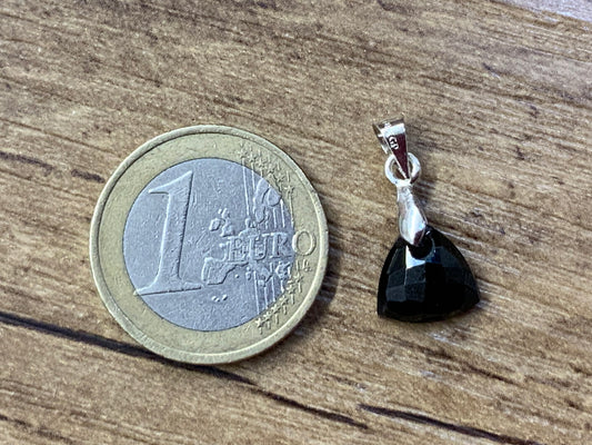 Pendentif facetté en spinelle noir