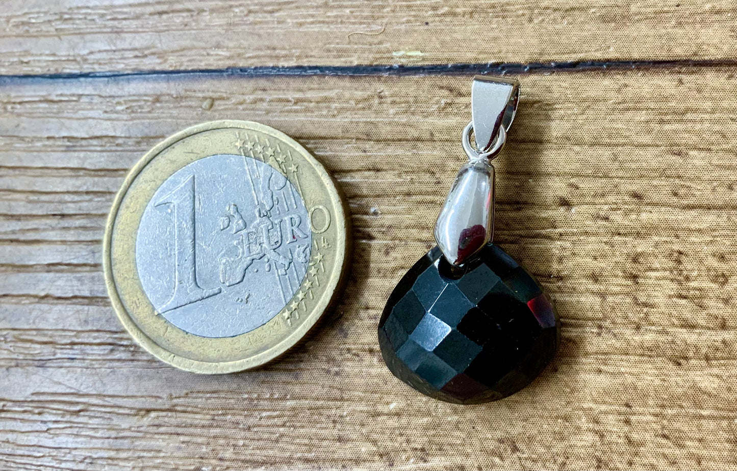 Pendentif en spinelle noir