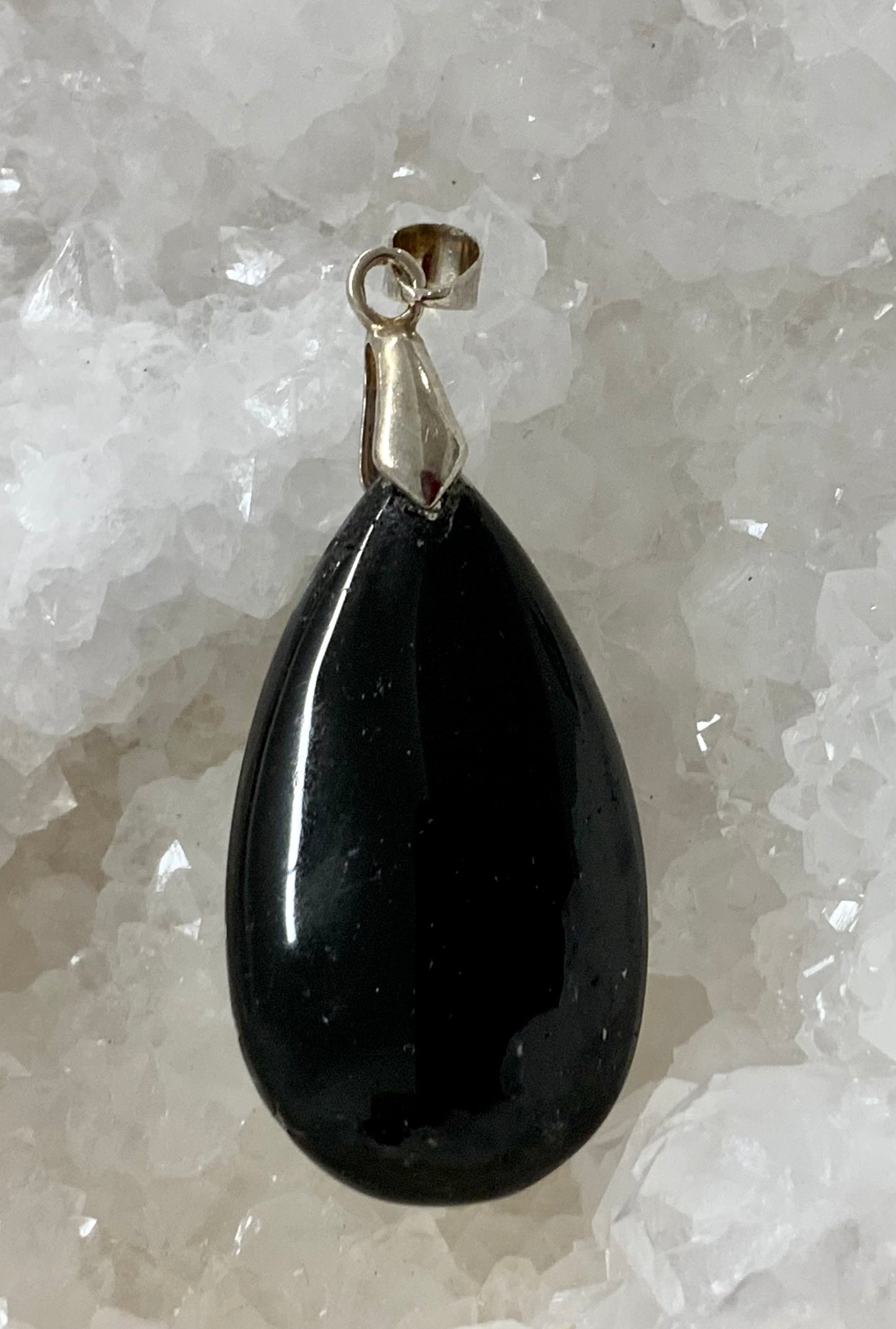 Pendentif en tourmaline noire