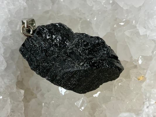 Pendentif en tourmaline noire brute