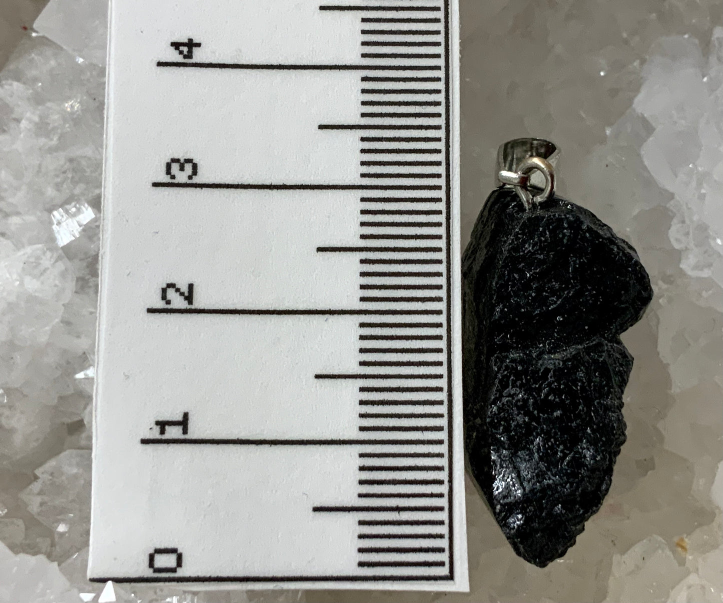 Pendentif en tourmaline noire brute