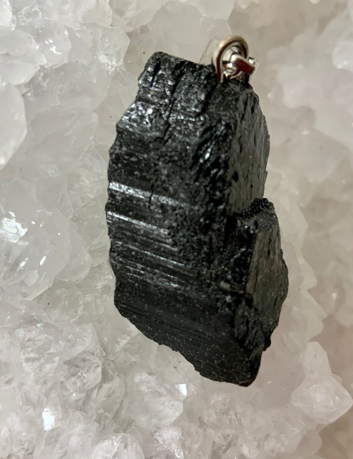 Pendentif en tourmaline noire brute