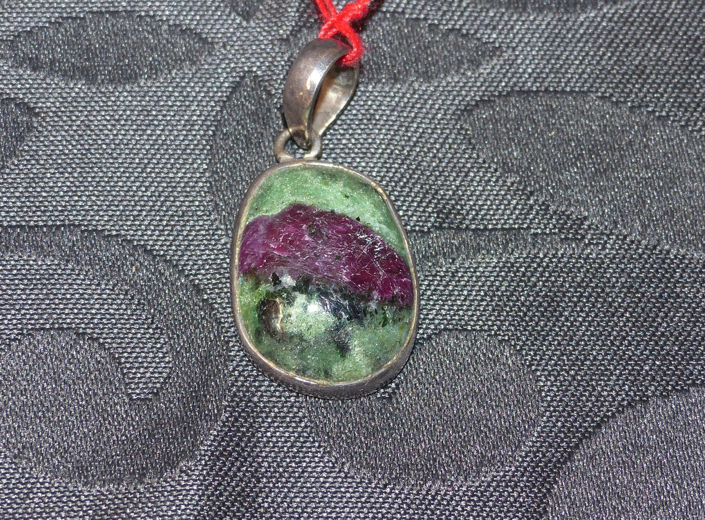 Pendentif rubis sur zoïsite