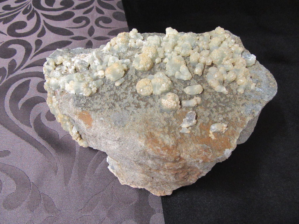 Préhnite sur bloc de grès provenance Maroc