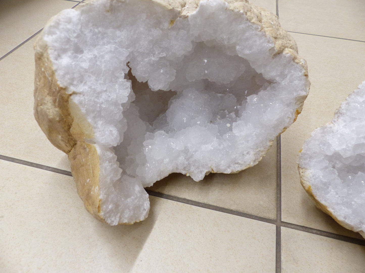 Géode en cristal de roche taille XXL provenance Maroc