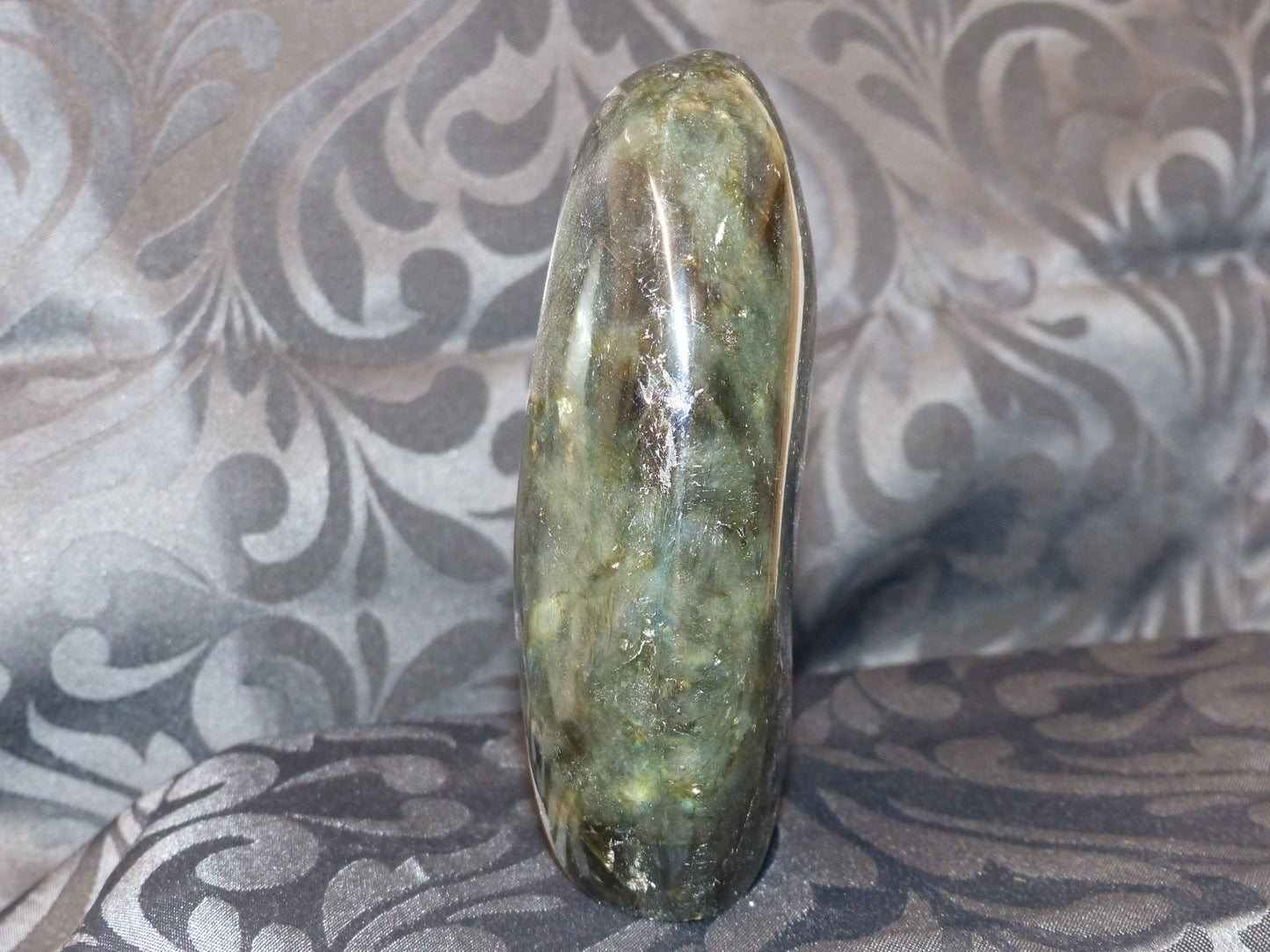 Labradorite polie en forme de menhir de 1006g