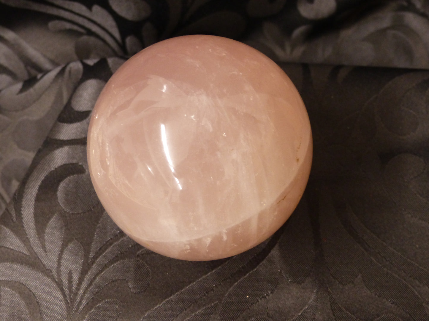 Quartz rose en sphère de 9cm de diamètre environ