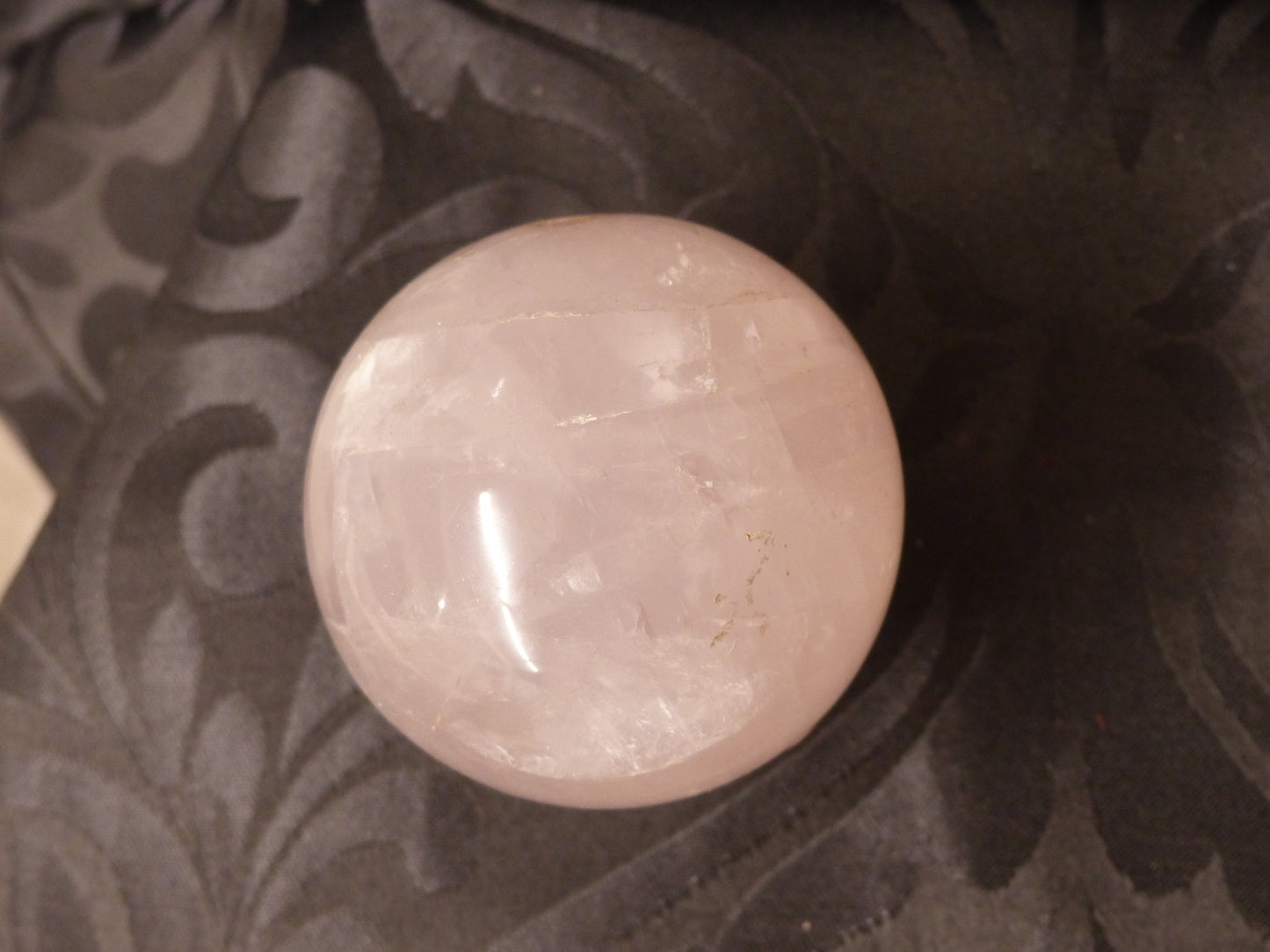 Quartz rose en sphère de 7cm de diamètre