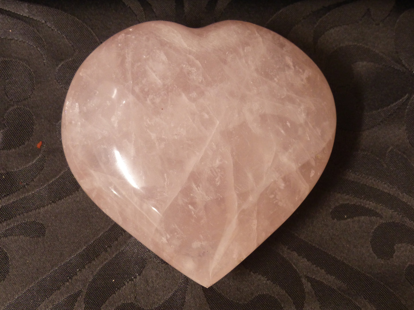 Quartz rose en forme de cœur de 535g