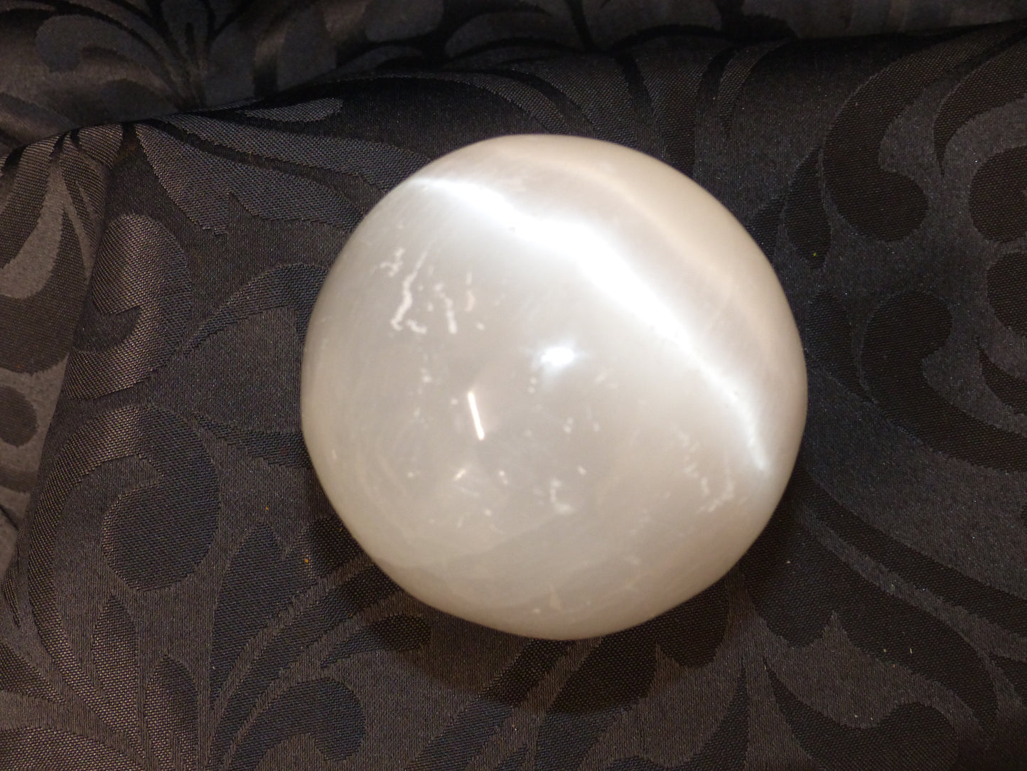 Sélénite en sphère de 8cm de diamètre