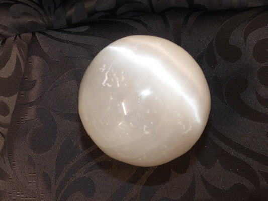 Sélénite en sphère de 8cm de diamètre