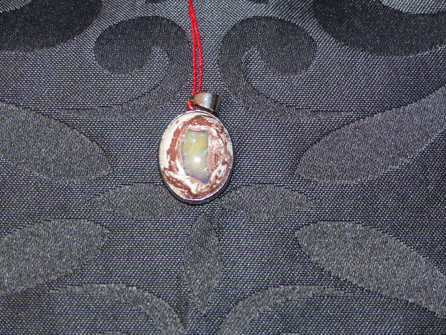Pendentif opale sur gangue de bauxite