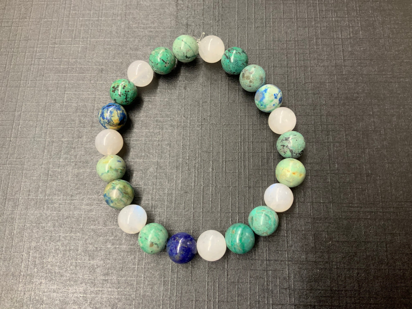 Bracelet « féminité » : chrysocolle et pierre de lune péristérite