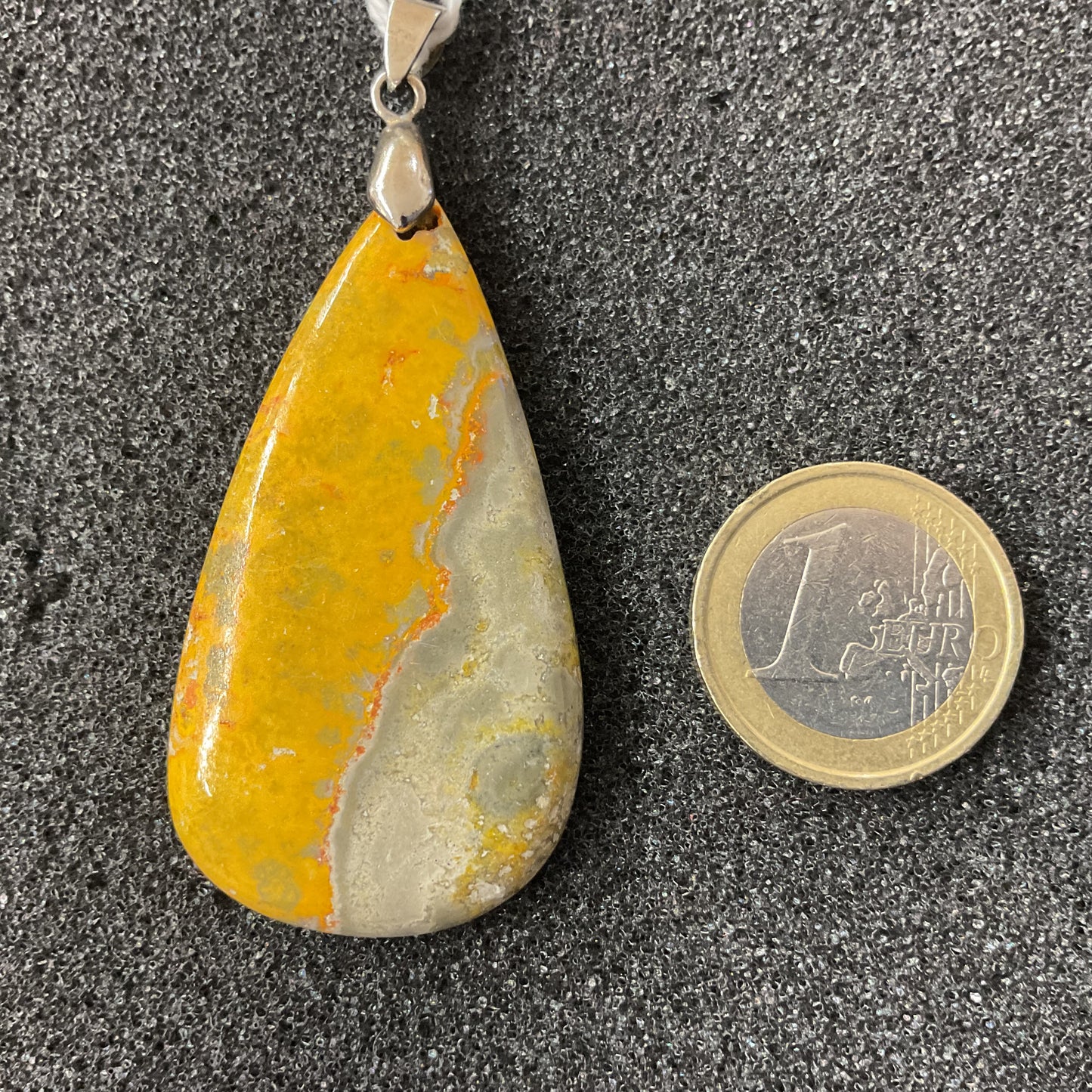 Pendentif en jaspe bourdon (bumble bee)