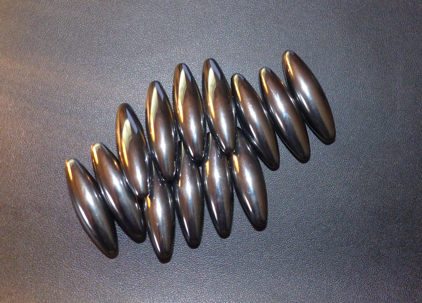 Magnétite en forme d'obus vendue par paire