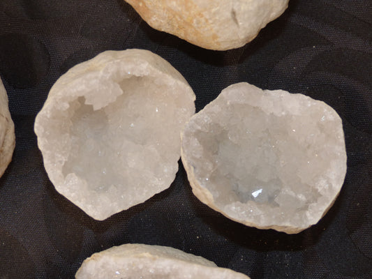 Géode en cristal de roche taille S du Maroc