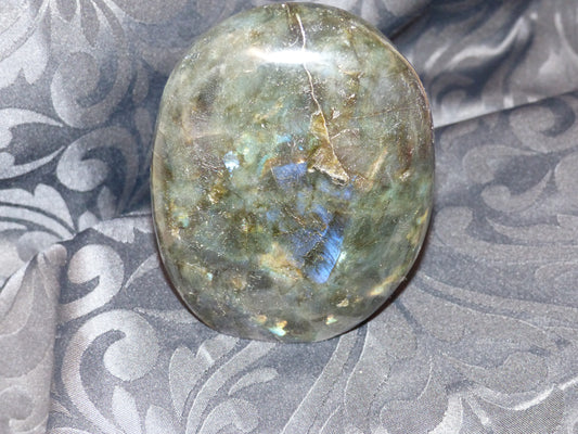 Labradorite polie en forme de menhir de 1006g