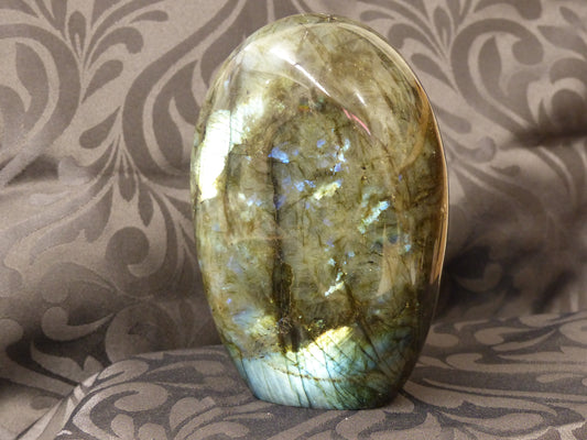 Labradorite polie en forme de menhir de 1330g