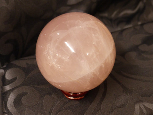 Quartz rose en sphère de 9cm de diamètre environ