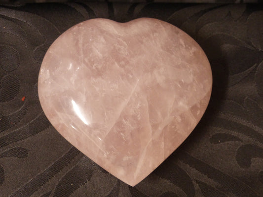 Quartz rose en forme de cœur de 535g