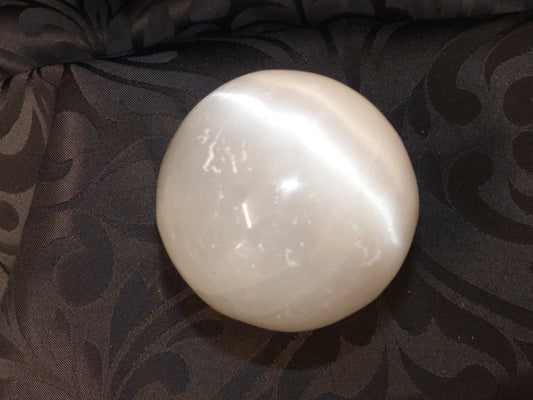 Sélénite en sphère de 8cm de diamètre