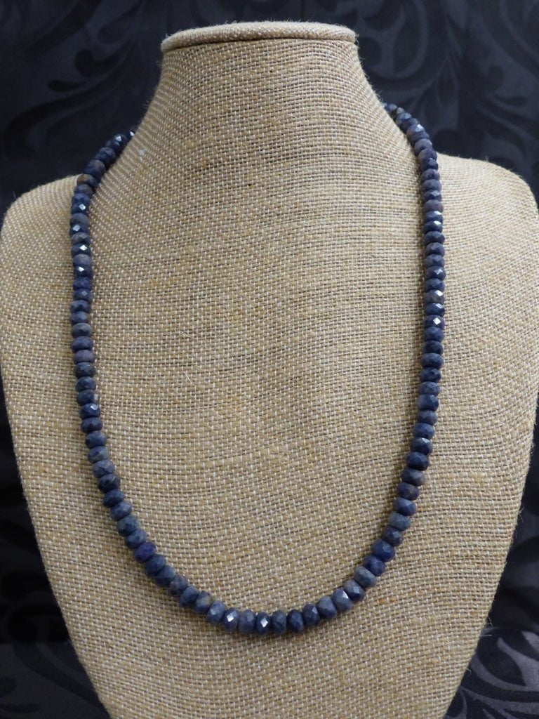 Collier en saphir bleu facetté