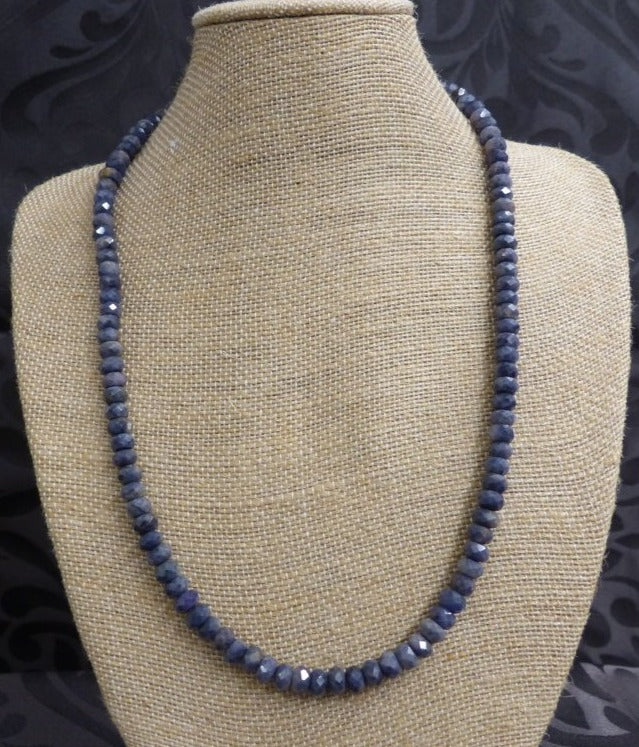 Collier en saphir bleu facetté