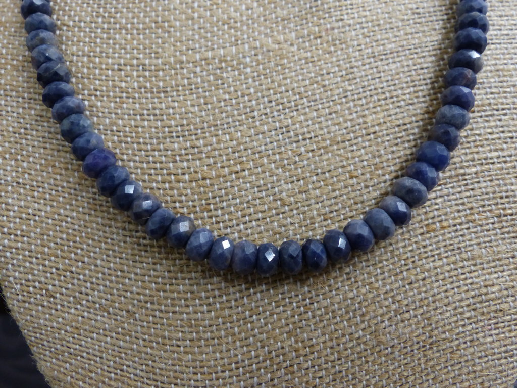 Collier en saphir bleu facetté